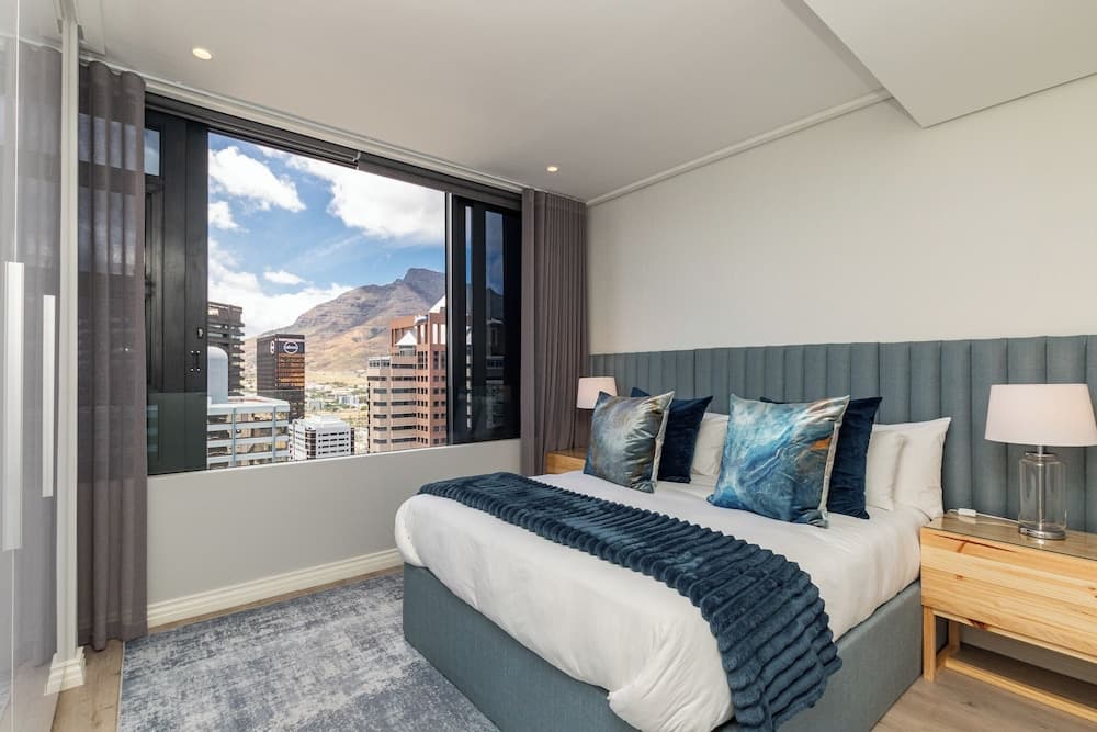 16 On Bree Superior Apartment