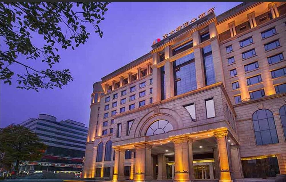 Stay in Wuhan Nearly railway station