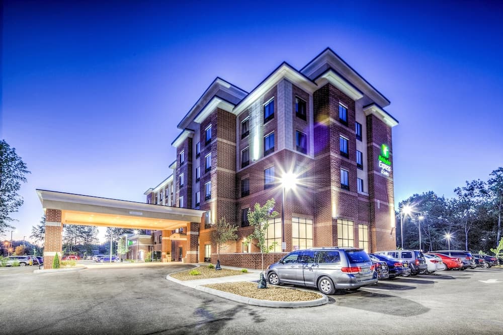 Holiday Inn Express & Suites Cleveland West - Westlake by IHG