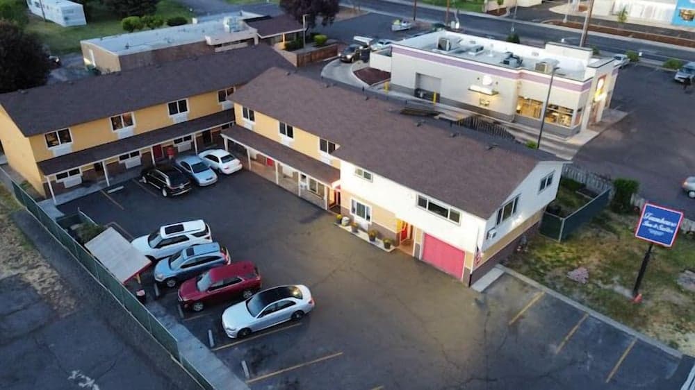 Townhouse Inn & Suites