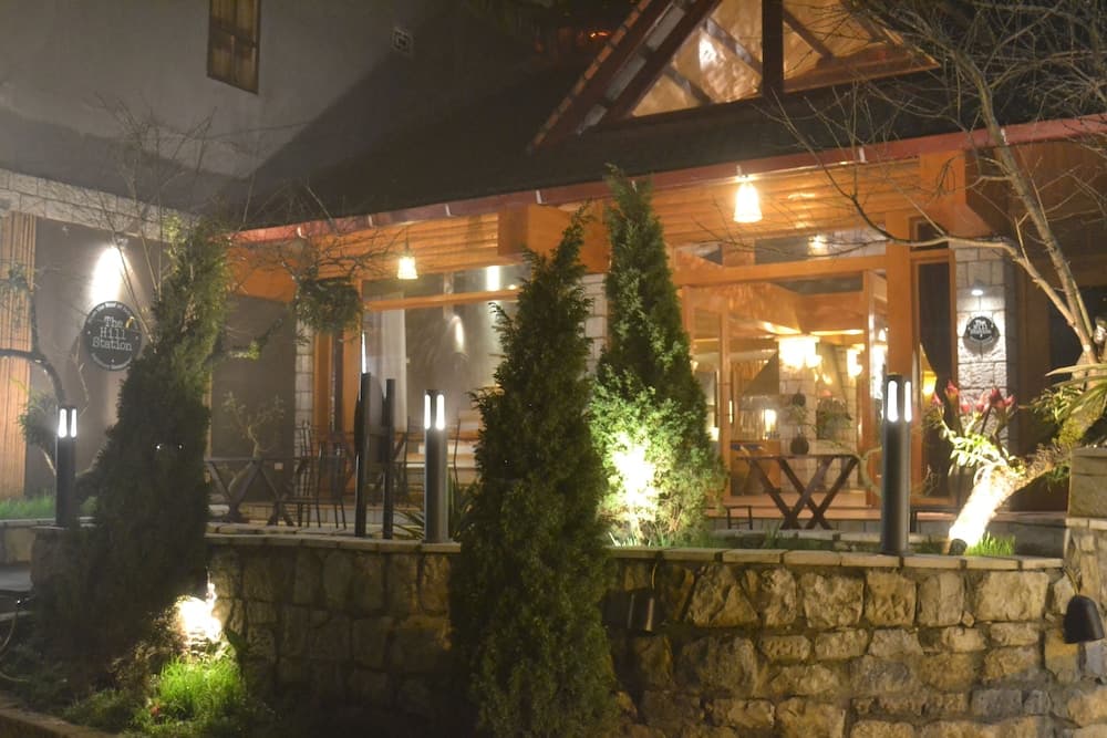 Konaklama yerinin ön cephesi - akşam/gece