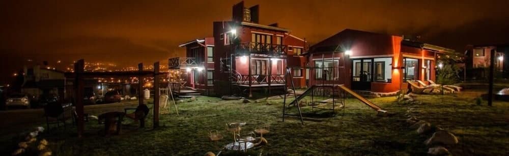 Konaklama yerinin ön cephesi - akşam/gece