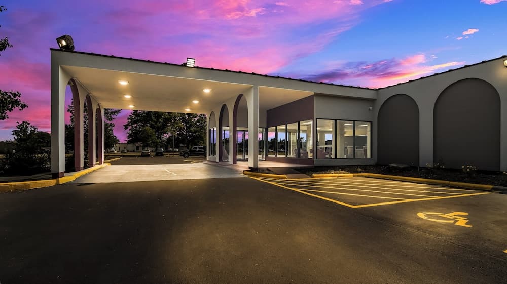 Red Roof Inn & Conference Center Chicago - N Aurora/ Naperville