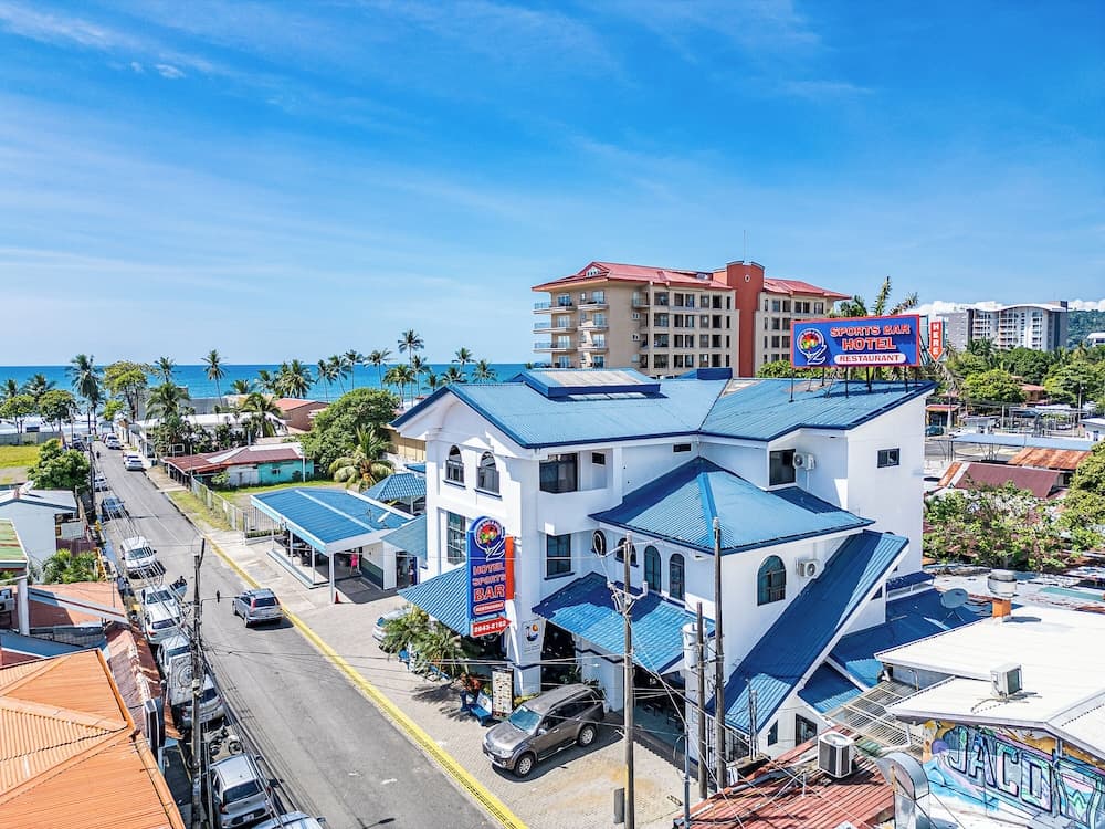 Oz Hotel & Sports Bar