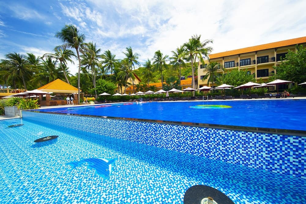 Hon Rom Central Beach Resort