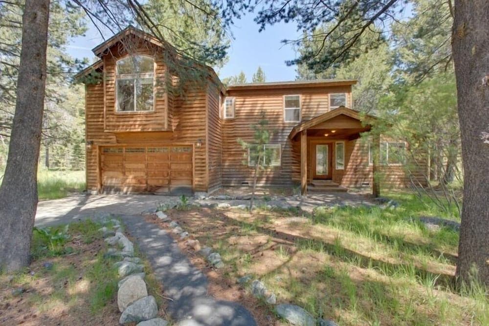 1261 Country Club Drive