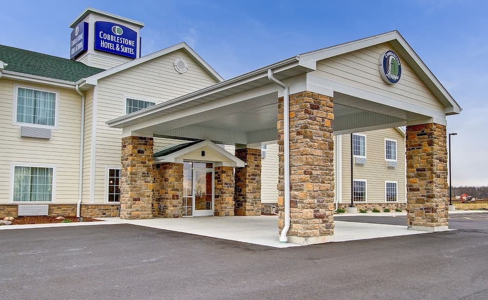 Cobblestone Hotel & Suites – Pulaski/Green Bay