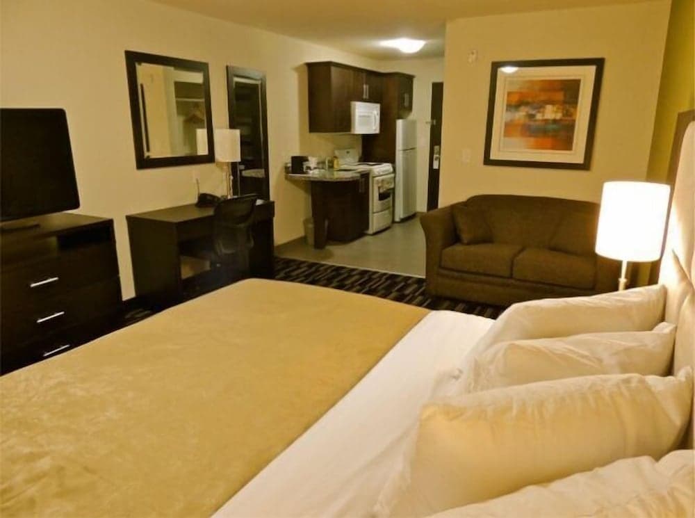 Stoughton Western Star Inn & Suites
