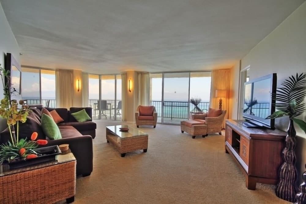 Royal Kahana #911 2 Bedroom Condo by RedAwning