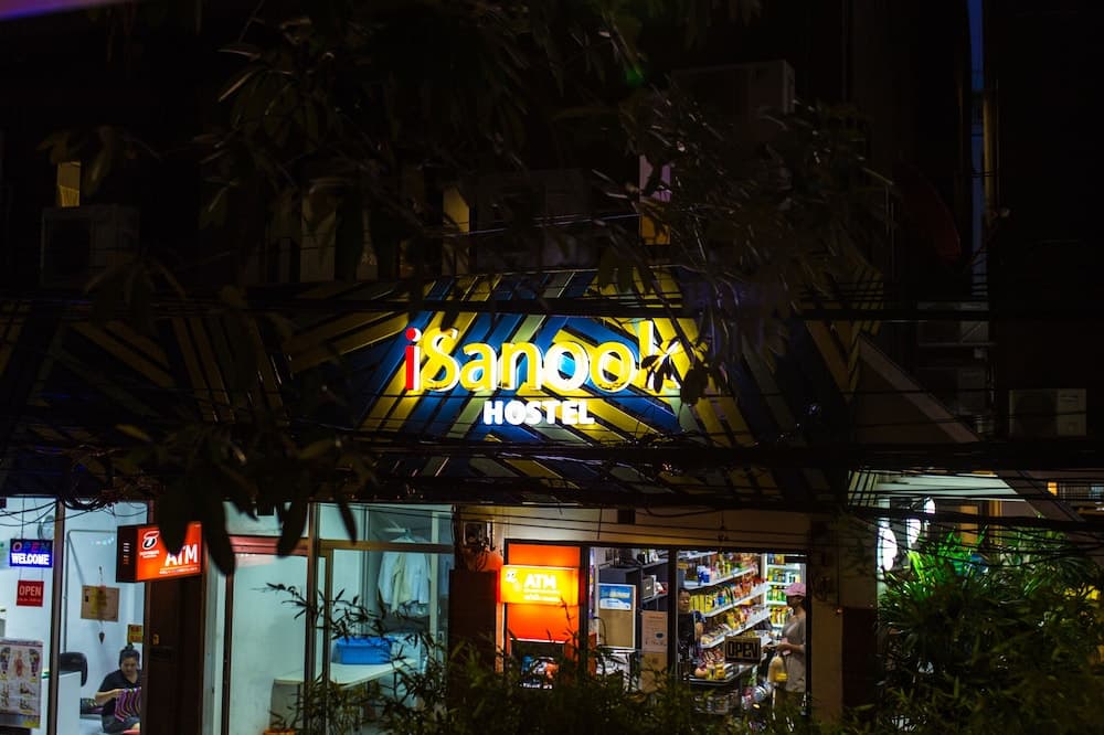 Konaklama yerinin ön cephesi - akşam/gece