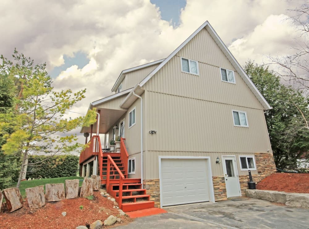 Mountain Views, Steps to BM Village, Hot Tub, BBQ.