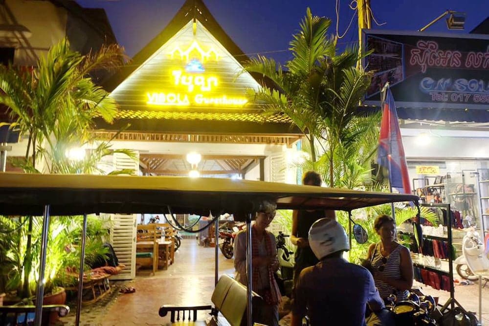 Konaklama yerinin ön cephesi - akşam/gece