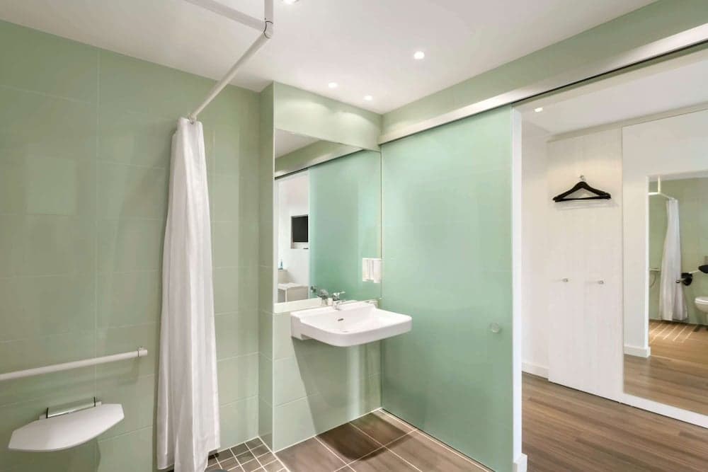 Engellilere uygun banyo