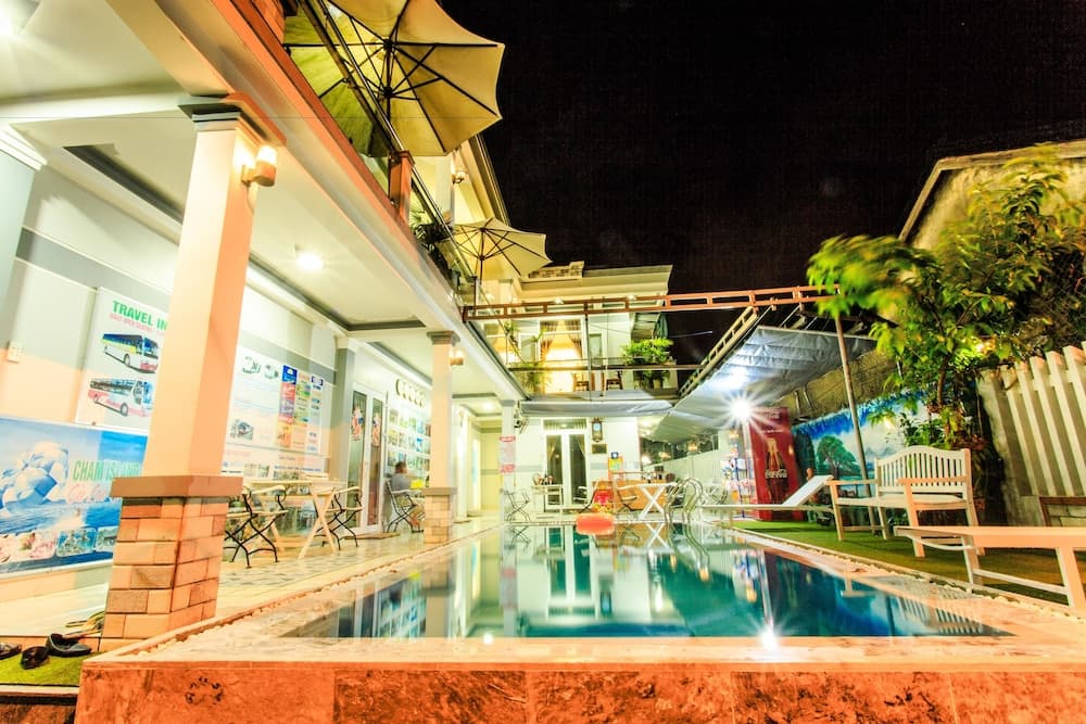 Riverside Pottery Village