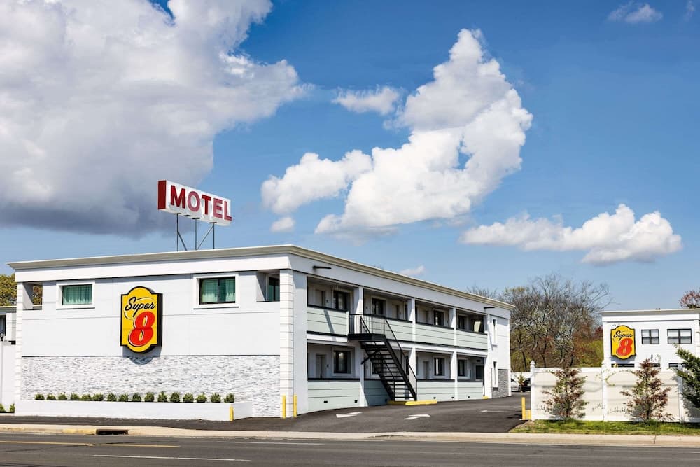 Super 8 by Wyndham Lindenhurst