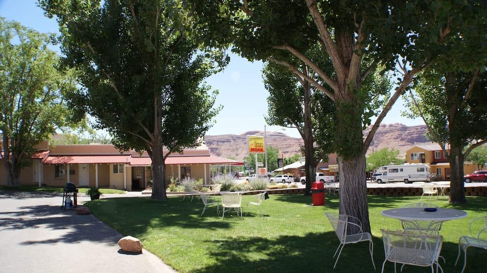 Adventure Inn & Motel