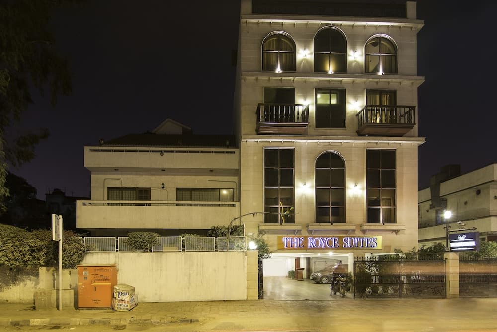 Konaklama yerinin ön cephesi - akşam/gece