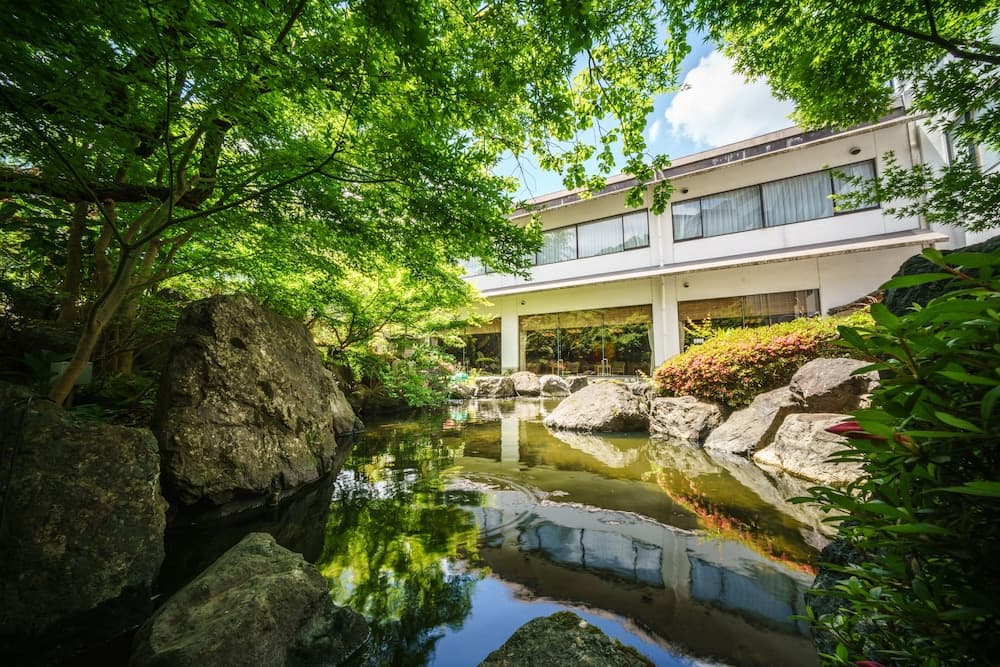 Hotel Hoho "A hotel overlooking the Echigo Plain and the Yahiko mountain range"