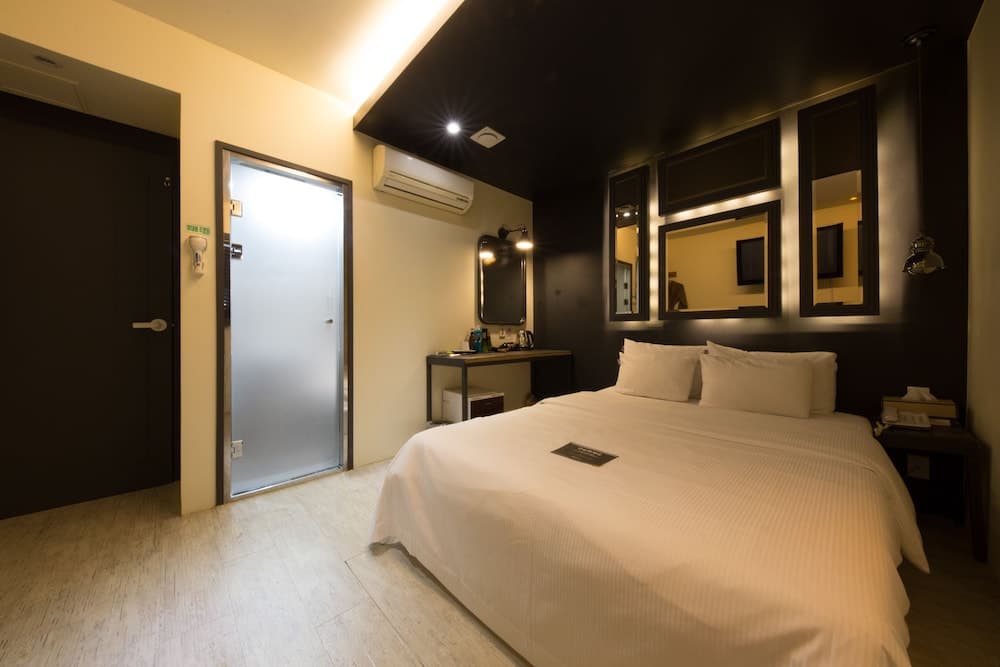 Achasan Station Wall Hotel