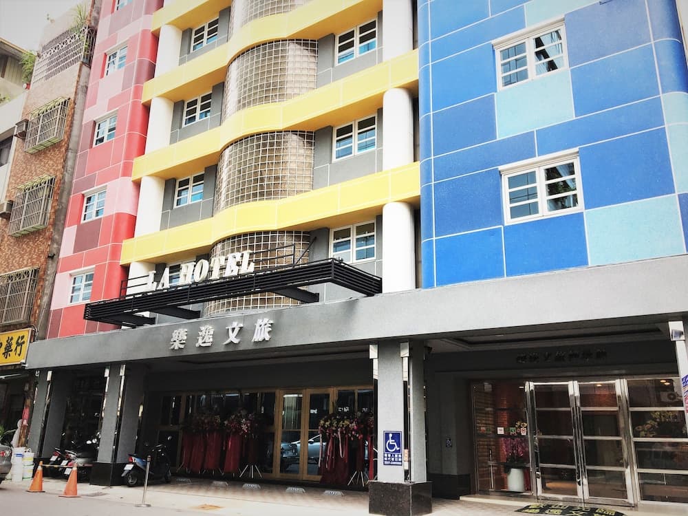 La Hotel - Baseball Theme Hall