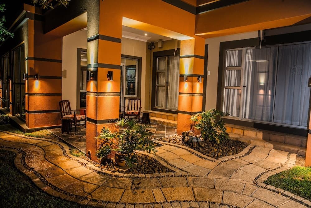 Konaklama yerinin ön cephesi - akşam/gece