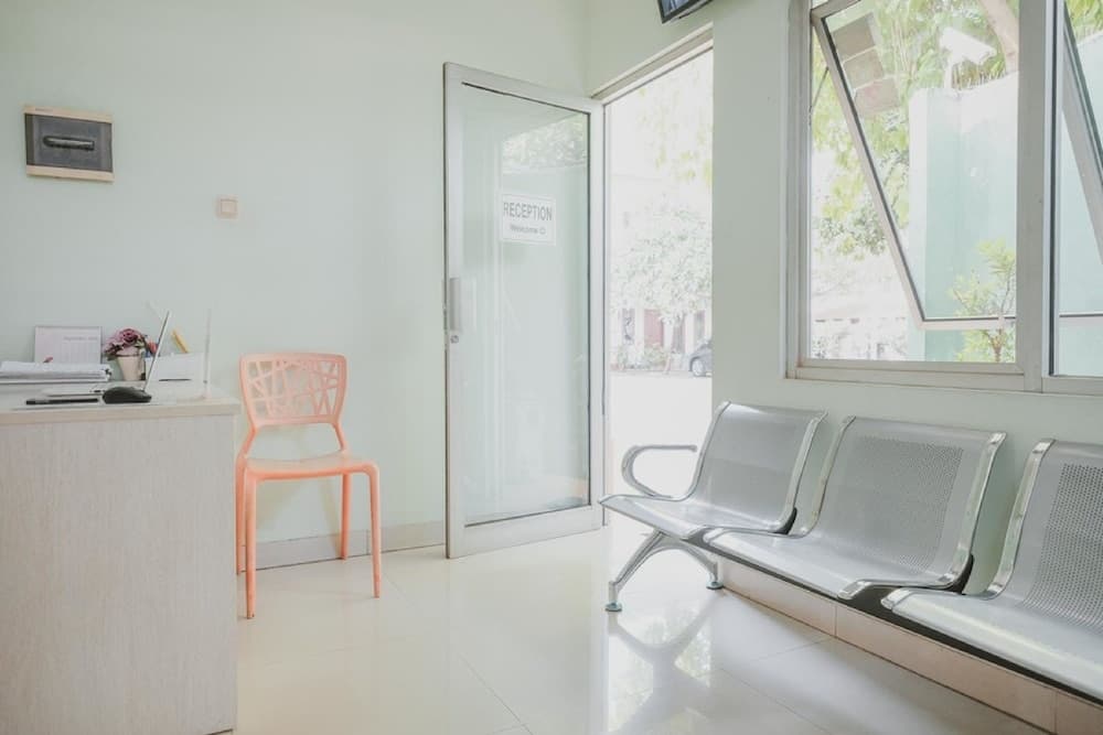 RedDoorz Plus @ Karet Pedurenan 3