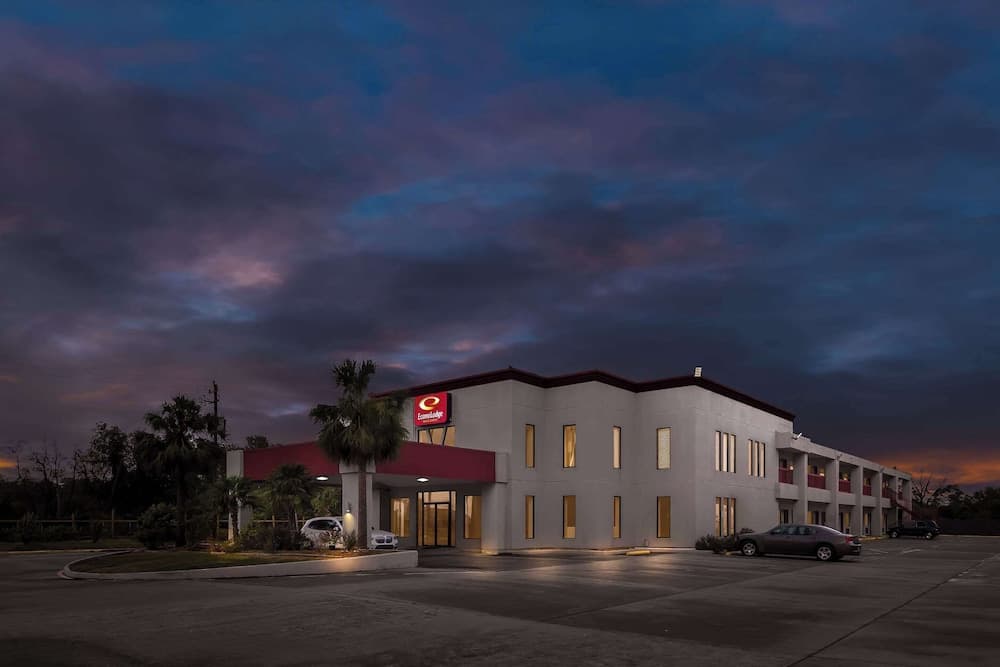 Econo Lodge Inn & Suites