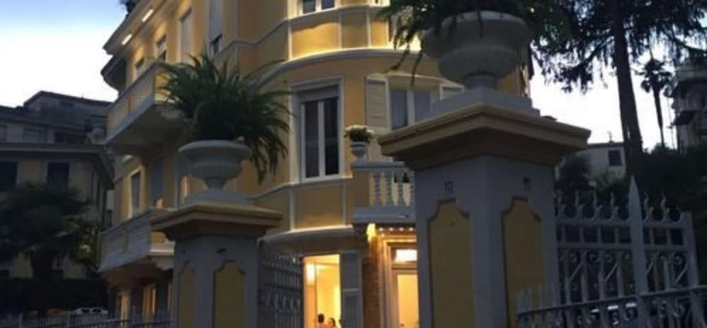 Konaklama yerinin ön cephesi - akşam/gece