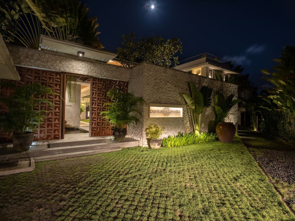 Konaklama yerinin ön cephesi - akşam/gece