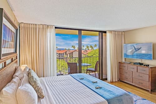 Kaanapali Shores Studio 642 Studio Bedroom Condo by RedAwning