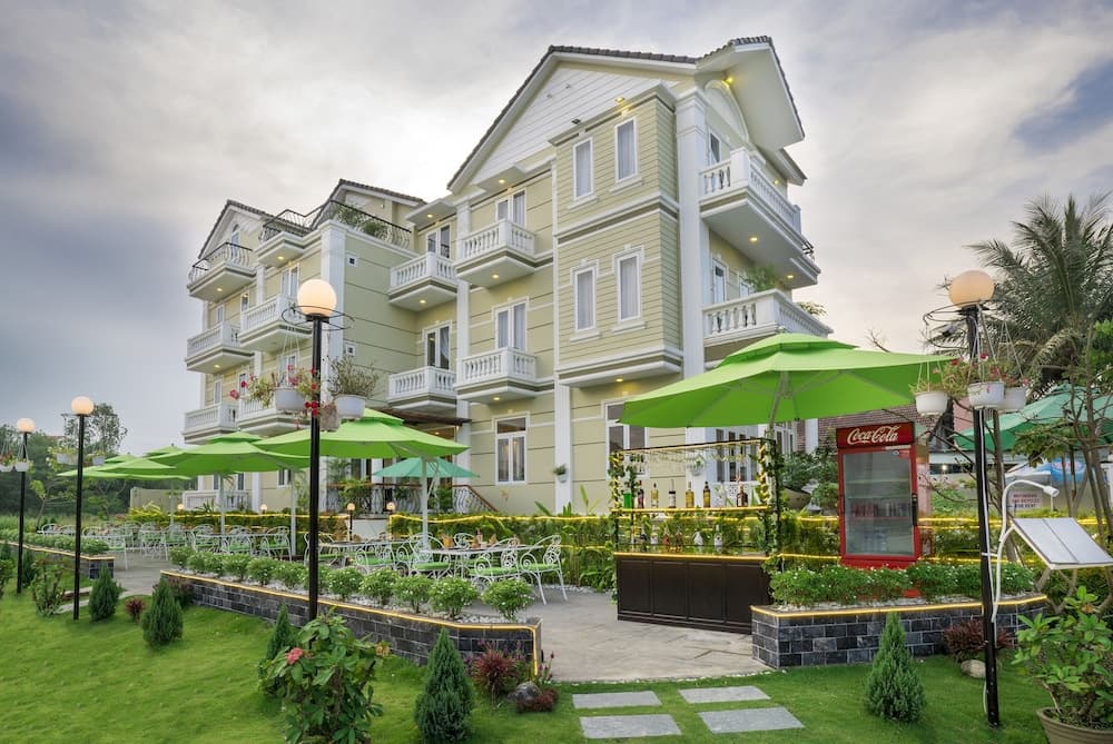 Golden Bell Backpacker Hotel & Pool Bar