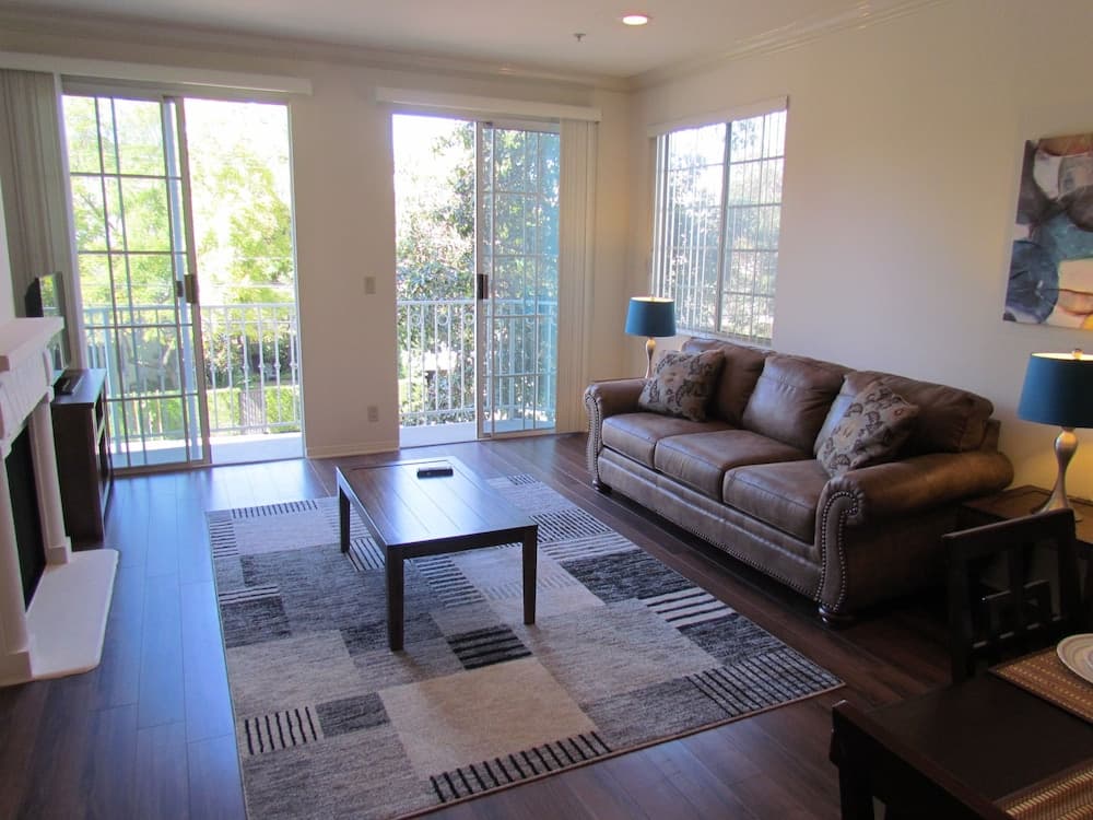 Next to Four Season Hotel, Luxury Apartment