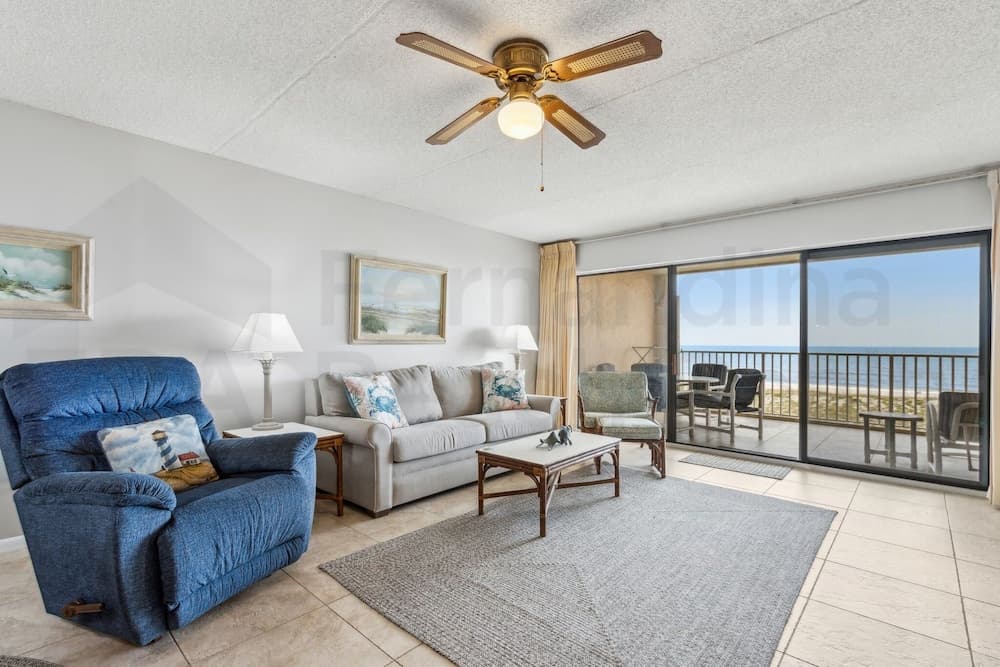 Ocean View Condo, Easy Acces to the Pool and Private Walkway to the Beach by RedAwning