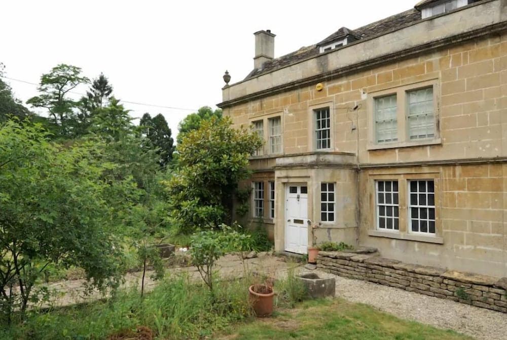 Konaklama yerinin ön cephesi - akşam/gece