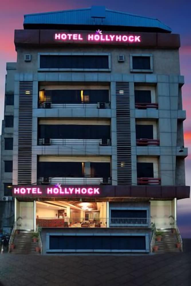 Hotel Hollyhock