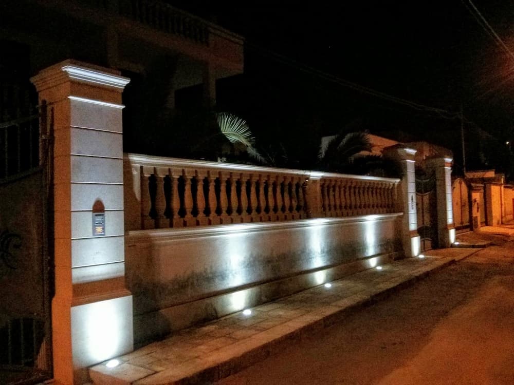 Konaklama yerinin ön cephesi - akşam/gece