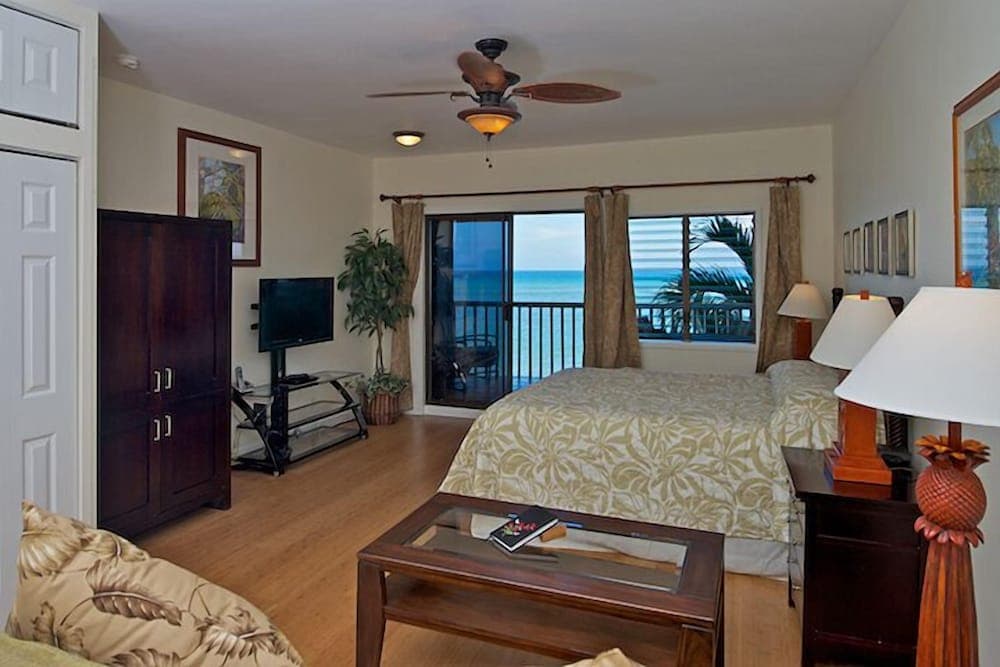 Pohailani #201 Studio Bedroom Condo by RedAwning