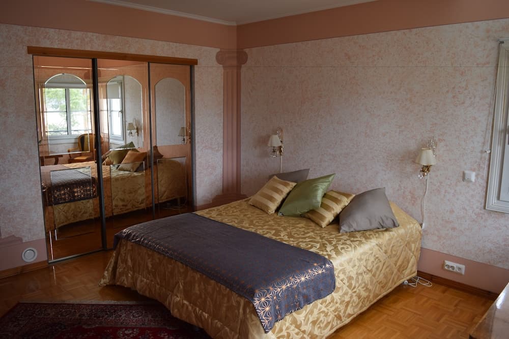Albert's Manor