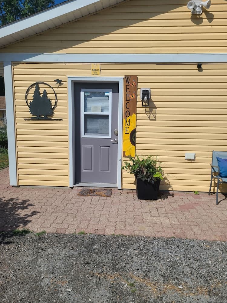 The Pinewood - Adult Getaway by the Lake