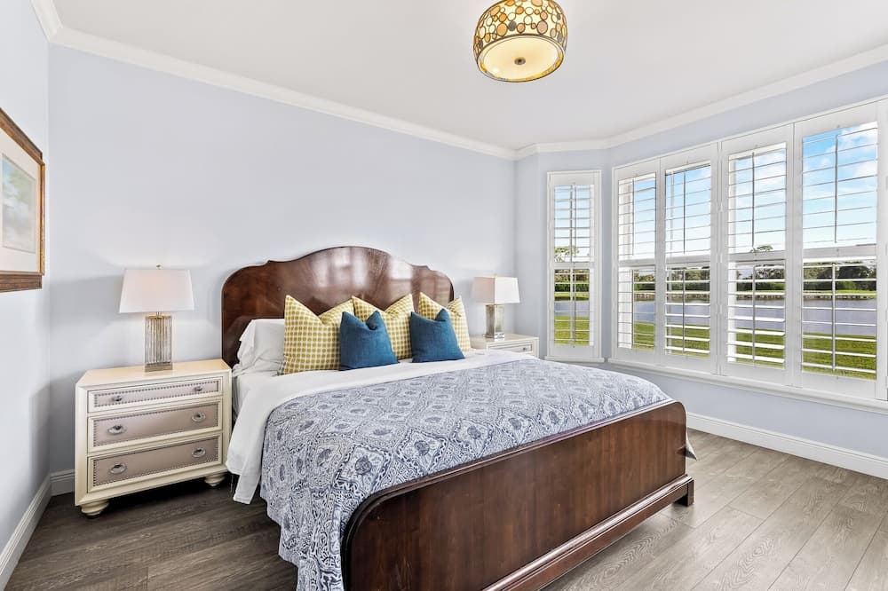 Bologna - Luxury 2-BR Condo with Lake & Golf Views at Green Links, Lely Resort. Access to Pool, Hot Tub, Tennis Courts, and Golf Courses. Near Naples Beaches & Downtown