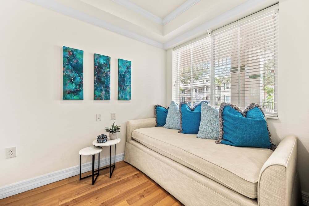 Catina Vacation Rental: Bright 2-BR Condo with Lake Views. Located in Lely Resort with Pool, Hot Tub, and Golf Access. Ideal for Golfers and Beachgoers, Minutes from Naples and Marco Island