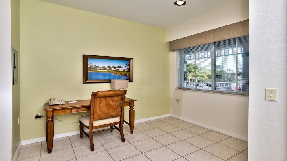 Genoa Vacation Rental: Stylish 2-BR Condo with Golf & Lake Views. Resort-Style Pool, Hot Tub, and Easy Access to Championship Golf. Minutes from Naples Beaches, 5th Avenue S, and Marco Island
