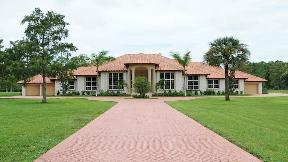 Solterra Vacation Rental: Luxury 3-BR Condo with Lake & Golf Views. Access to Luxury Pool, Hot Tub, and Golf Courses at Lely Resort. Close to Naples Beaches, 5th Avenue S, and Marco Island