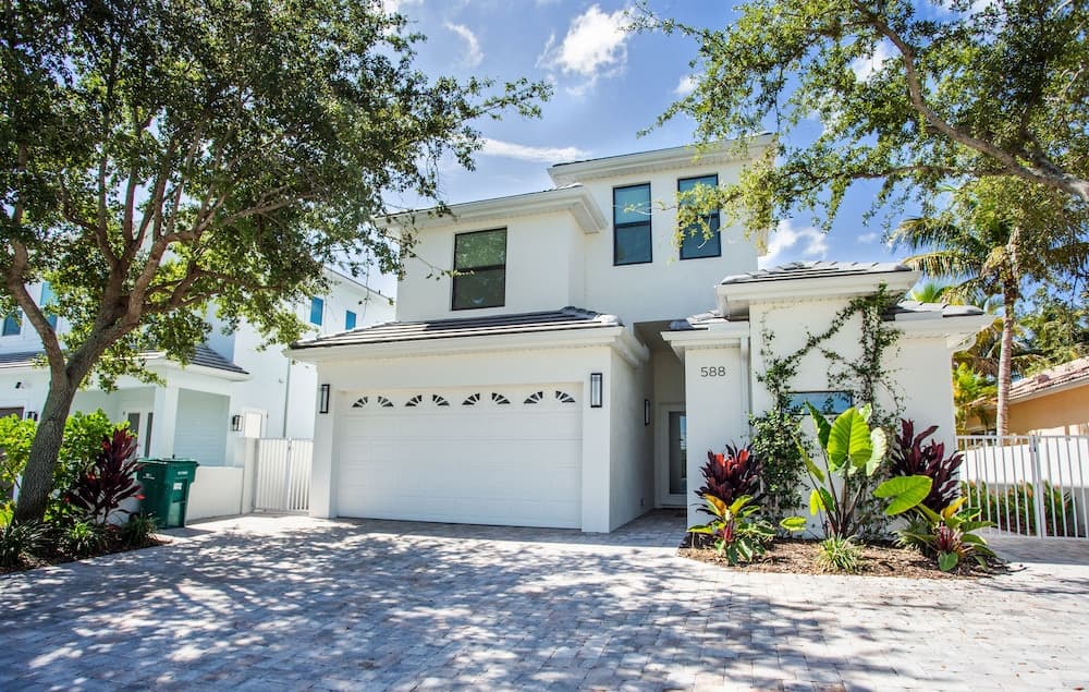 Sorrento Luxury Vacation Home: Expansive 5-Bedroom, 4.5-Bath Retreat with Private Pool, Hot Tub, and Pet-Friendly Accommodations – Just a Short Walk from Stunning Vanderbilt Beach