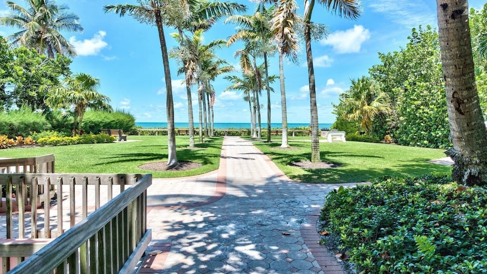 Le Monaco - Romantic 1 BR Condo Steps from 5th Ave S. Chic Coastal Retreat with King Bed and Beach Access. Perfect Location for Couples Near Dining, Shopping, and Naples Beach