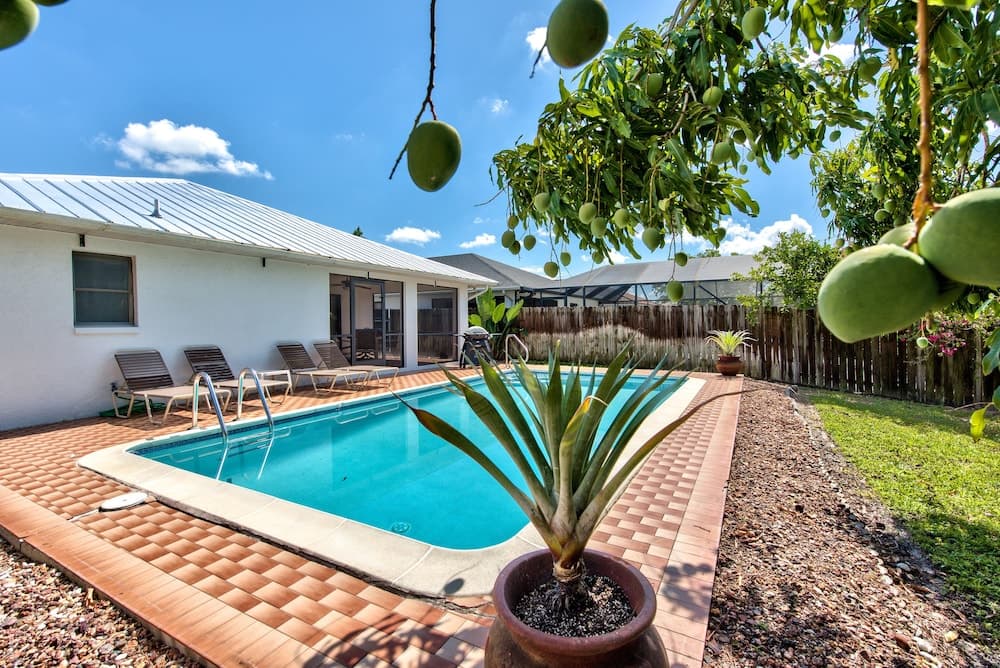 Avanti Vacation Rental, Relaxing 3-BR Retreat with Private Pool Minutes from Vanderbilt Beach and Delnor-Wiggins State Park. Enjoy Southern Exposure, BBQ Area, and Pet-Friendly Comfort