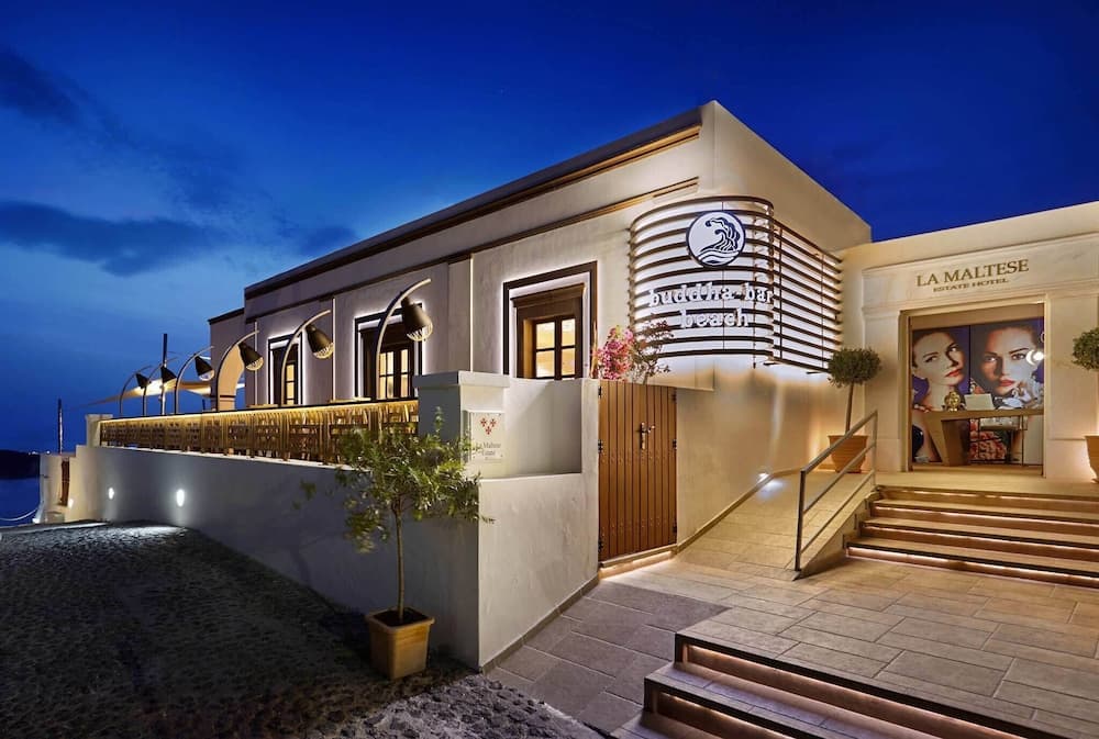 Konaklama yerinin ön cephesi - akşam/gece