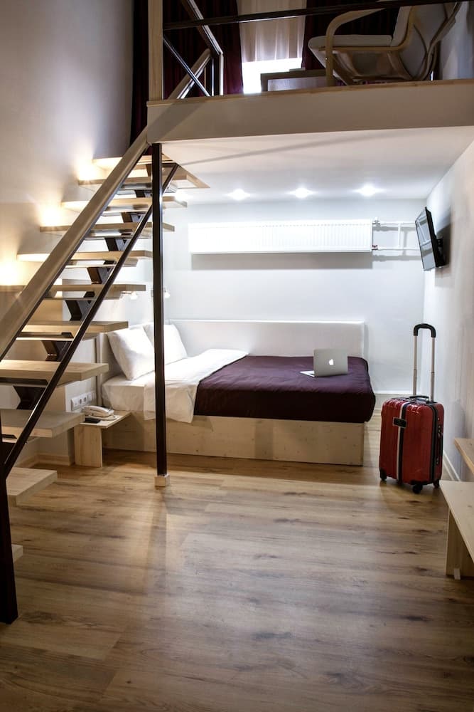 Stony Island Hotel at Blagodatnaya