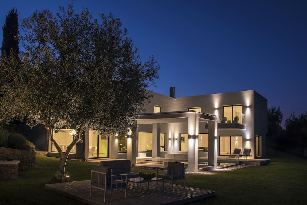 Konaklama yerinin ön cephesi - akşam/gece