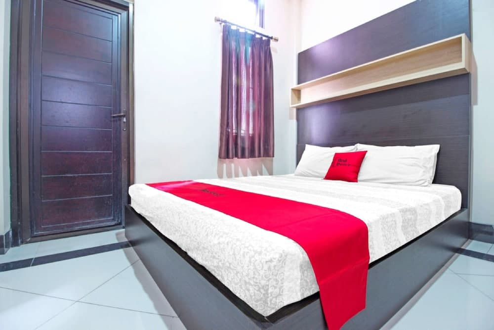 RedDoorz Plus near ISOLA UPI